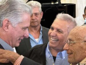 Max Lesnik junto al presidente cubano Miguel Díaz-Canel durante una de sus visitas a Cuba.