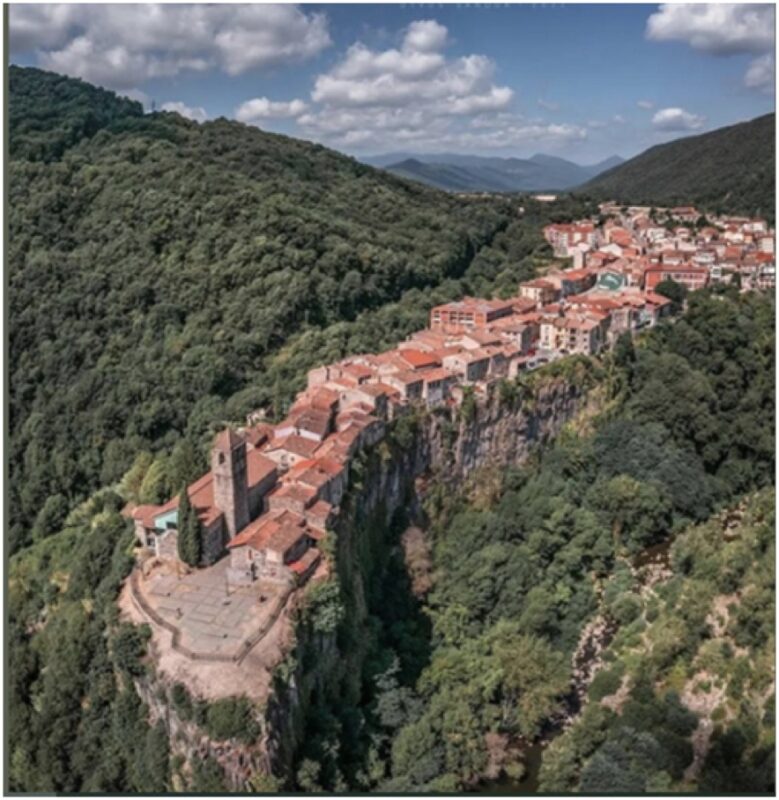Castelfollit de la roca: un pueblo suspendido entre el cielo y la tierra
